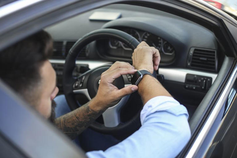 People who wear smartwatches while driving could risk £200 fine