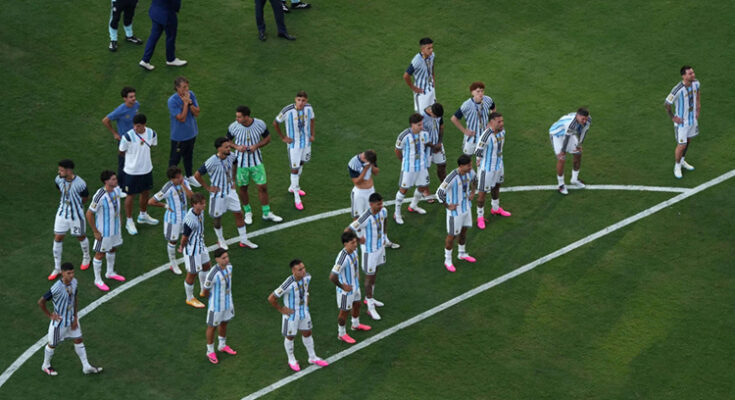 Lisandro Martinez explains why Argentina players turned their backs during Spain’s World Cup lift